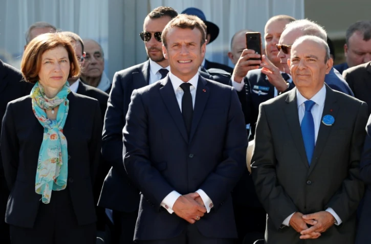 Le président Emmanuel Macron, en compagnie de la ministre des Armées Florence Parly et du patron de Dassault Aviation Eric Trappier, au salon du Bourget le 17 juin 2019