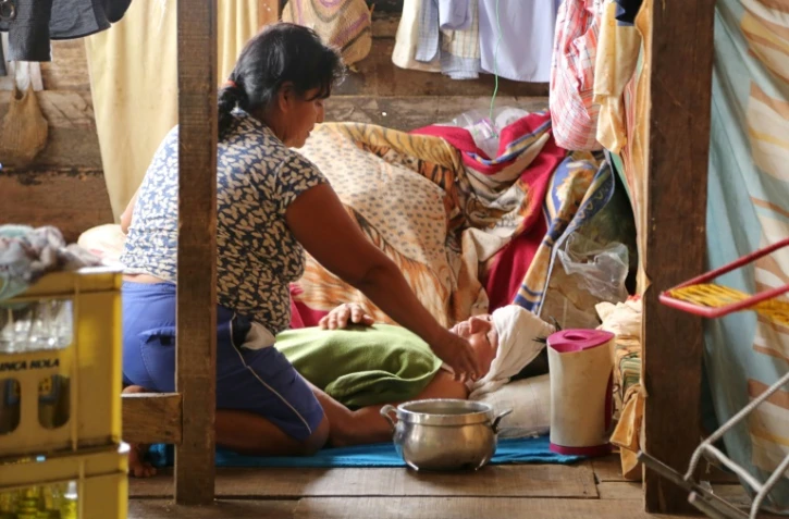 Un malade est soigné par un proche, à Iquitos au Pérou, le 1er juin 2020