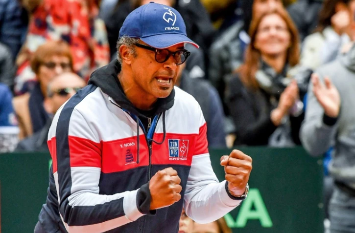 Le capitaine de l'équipe de France de Coupe Davis Yannick Noah suit le match de Jo-Wilfried Tsonga face au Serbe Dusan Lajovic, le 17 septembre 2017 à Lille