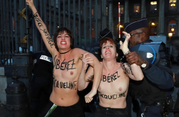 Des militantes Femen interpellées après avoir tenté de s'attacher aux grilles du palais de justice de Paris pour protester contre le rejet en appel de la demande de libération conditionnelle de Jacqueline Sauvage, le 25 novembre 2016 à Paris