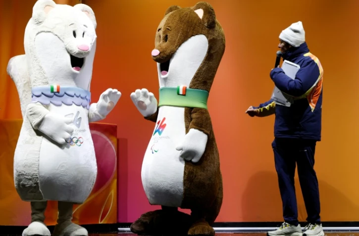 Les hermines Milo (d) et Tina, mascottes des Jeux olympiques de Milan-Cortina, à Cortina d’Ampezzo avant le dernier relais de la flamme olympique dans la ville, le 26 janvier 2026
