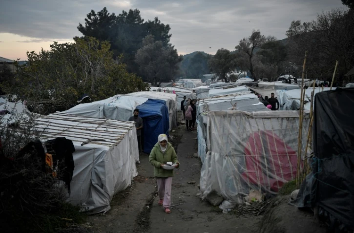 Une femme marche dans le camp de migrants de l'île de Chios en Grèce, le 11 décembre 2019
