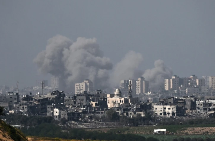 Fumée au-dessus de la bande de Gaza après un bombardement israélien, vue depuis la ville israélienne de Sdérot le 24 octobre 2023