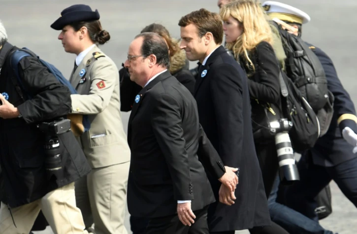 Les présidents sortant et élu François Hollande (G) et Emmanuel Macron le 8 mai 2017 place de l?Étoile