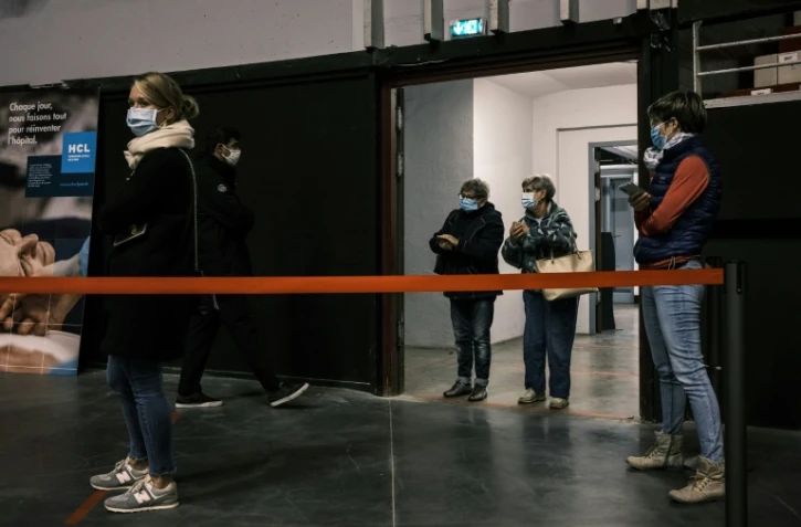Des personnes attendent d'être testées au Covid-19, dans le Palais des sports de Lyon le 12 octobre 2020