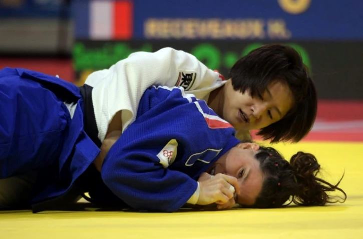 La Française Hélène Receveaux (bleue) face à la Japonaise Tsukasa Yoshida en demi-finales des -57 kg aux Mondiaux de judo, le 30 août 2017