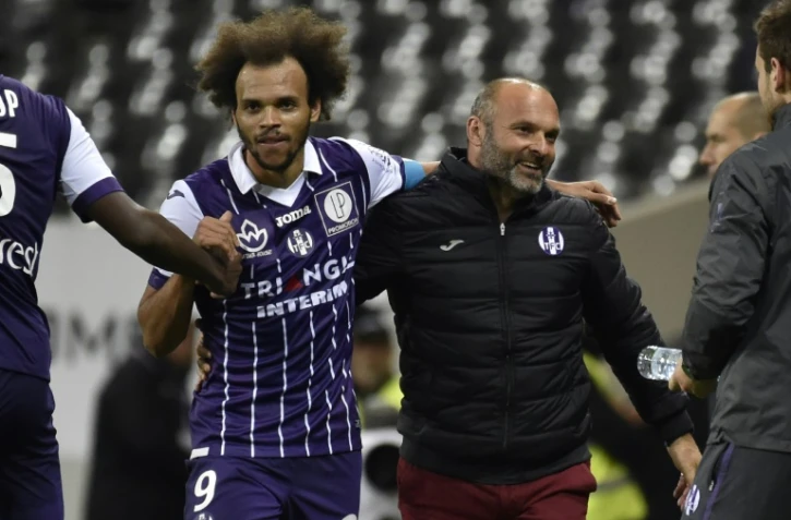 L'attaquant Martin Braithwaite félicité par son entraîneur Pascal Dupraz après l'un de ses deux buts pour Toulouse face à Monaco, le 14 octobre 2016 au Stadium