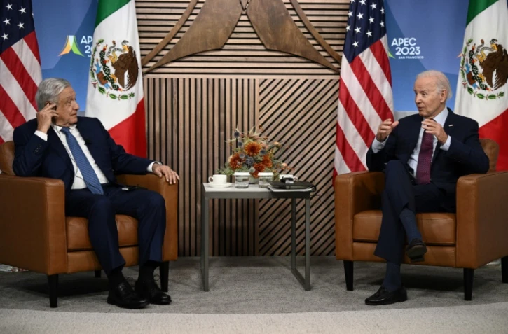Le président américain Joe Biden (d) et son homologue mexicain Andres Manuel Lopez Obrador lors d'une rencontre en marge du sommet de l'Apec, à San Francisco, le 17 novembre 2023 en Californie