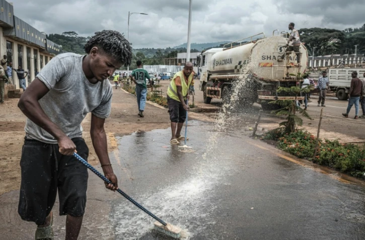 Des bénévoles nettoient les rues en prévision de l'arrivée attendue du Premier ministre Abiy Ahmed dans sa ville natale, Beshasha, en Ethiopie, le 28 mai 2026