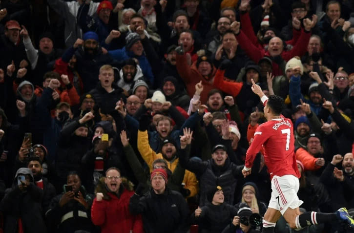 L'attaquant portugais Cristiano Ronaldo fête son 800e but en carrière avec les supporters de Manchester United présents à Old Trafford, le stade de la cité mancunéenne, le 2 décembre 2021