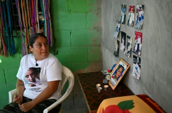 Tomasa Lopez, à côté d'un autel dédié à sa fille Kathya, disparue en 2016 à l'âge de 16 ans, le 20 mars 2026 à Mejicanos, au Salvador