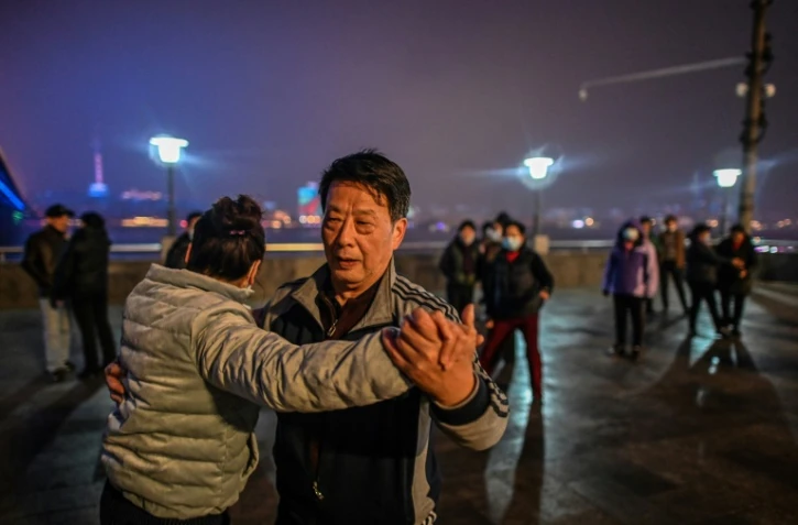Un couple danse près du pont traversant le Yangtse à Wuhan, Chine, le 22 janvier 2021