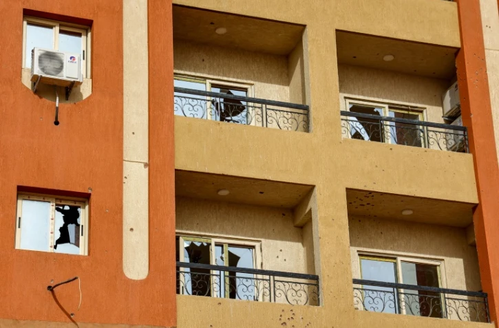 Un immeuble aux fenêtres brisées après des combats Khartoum, le 18 avril 2023