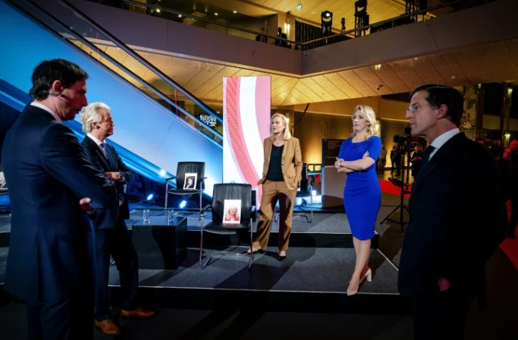 Les chefs de file des principaux partis néerlandais, de gauche à droite: Wopke Hoekstra (CDA), Geert Wilders (PVV), Sigrid Kaag (D66), Lilian Marijnissen (SP) et Mark Rutte (VVD) pour un débat télévisé de la chaîne publique NOS à La Haye, le 16 mars 2021