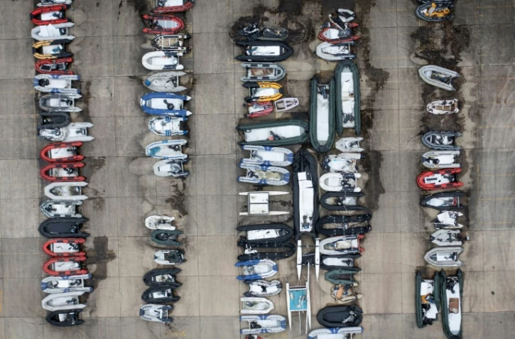 Vue aérienne de canots pneumatiques ayant été utilisés par des migrants, stockés dans le port de Douvres, dans le sud-est de l'Angleterre, le 21 décembre 2021