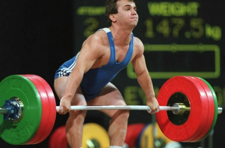 Triple champion olympique, Naim Süleymanoglu, ici le 22 juillet 1996 aux JO d'Atlanta, est mort à l'âge de 50 ans, selon des médias