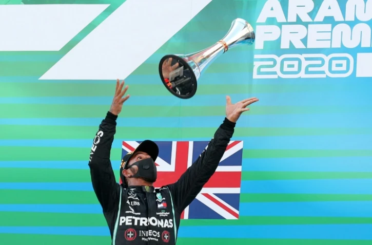 Le pilote Mercedes Lewis Hamilton ravi de sa victoire sur le podium du GP d'Espagne sur le circuit de Montmeló, le 16 août 2020