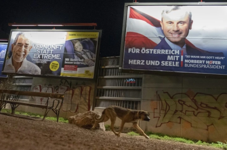 Des panneaux électoraux où figurent le candidat écologiste (G) et celui de l'extrême-droite, le 3 décembre à Vienne