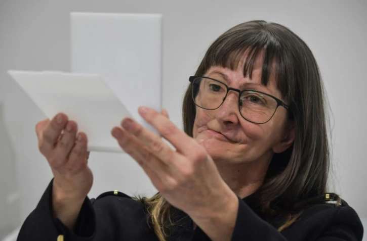 Denise Vicentin, défigurée par un cancer se regarde dans le miroir après une reconstruction à Sao Paulo, le 3 décembre 2019