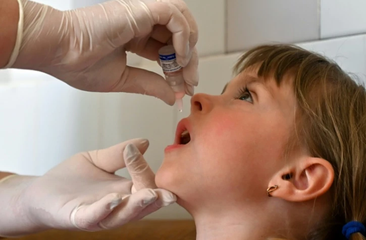 Une petite fille reçoit le vaccin contre la polio à la polyclinique pédiatrique de Kiev, en Ukraine, le 22 août 2019