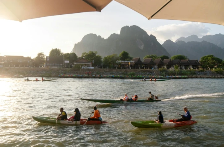 Des touristes sur la rivière Nam Song à Vang Vieng, au Laos, le 24 novembre 2024