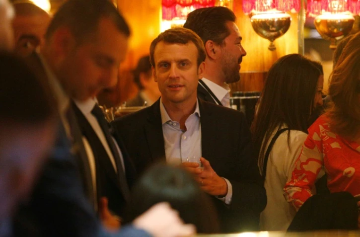 Emmanuel Macron (c), le 23 avril 2017 dans le restaurant parisien La Rotonde