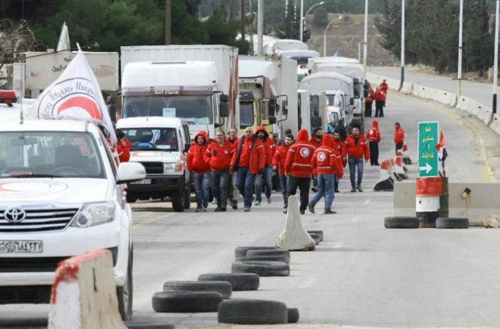 Un convoi d'aide humanitaire attend aux environs de la ville assiégée de Madaya, le 14 janvier 2016 en Syrie