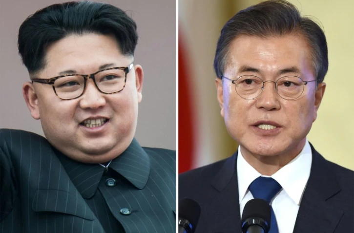 Le leader nord-coréen Kim Jong Un (G) le 10 mai 2016 à Pyongyang, et le président sud-coréen Moon Jae-in le 17 août 2017 à Séoul