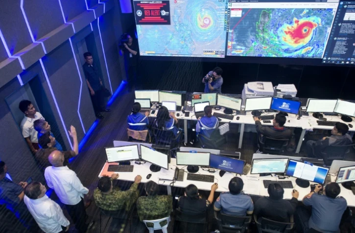 Le président Philippin Rodrigo Duterte visite le centre d'opérations du Conseil national de réduction et de gestion des risques de catastrophes (NDRRMC) à Manille, le 13 septembre 2018