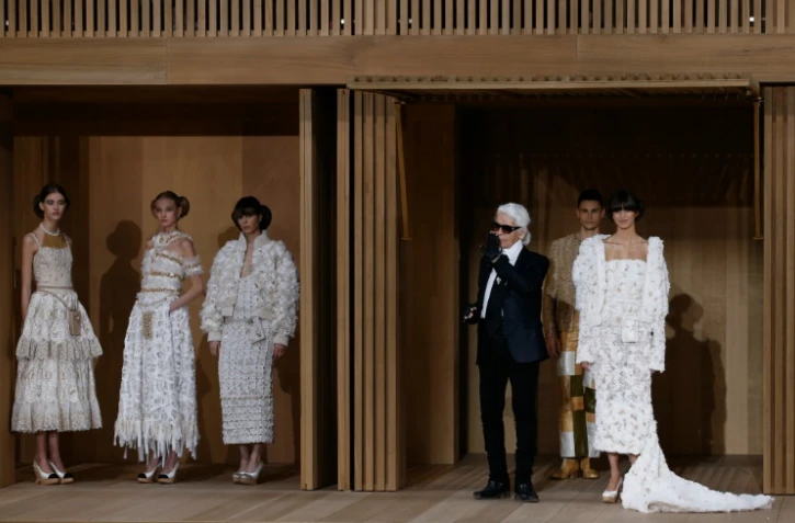 Le couturier Karl Lagerfeld (en noir), lors du défilé Chanel le 26 janvier 2016 à Paris