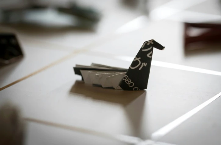 Un origami (papier plié) représentant un canard, laissé par un client sur une table de restaurant et appartenant à la collection de Yuki Tatsumi. Photo prise le 23 mai 2018 à Kameoka