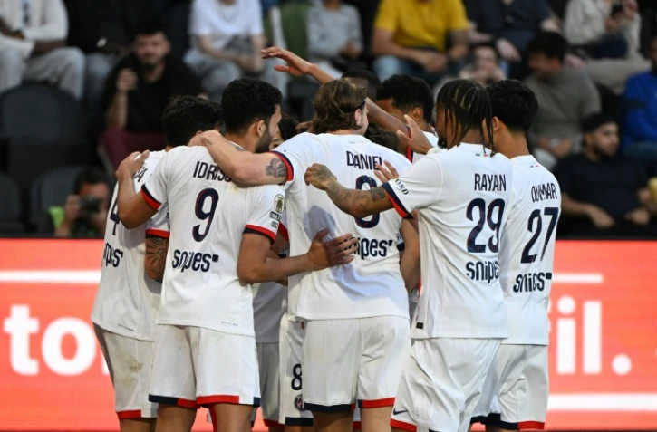 Les joueurs du PSG se congratulent après leur troisième but inscrit par Lucas Beraldo à Angers, le 25 avril 2026