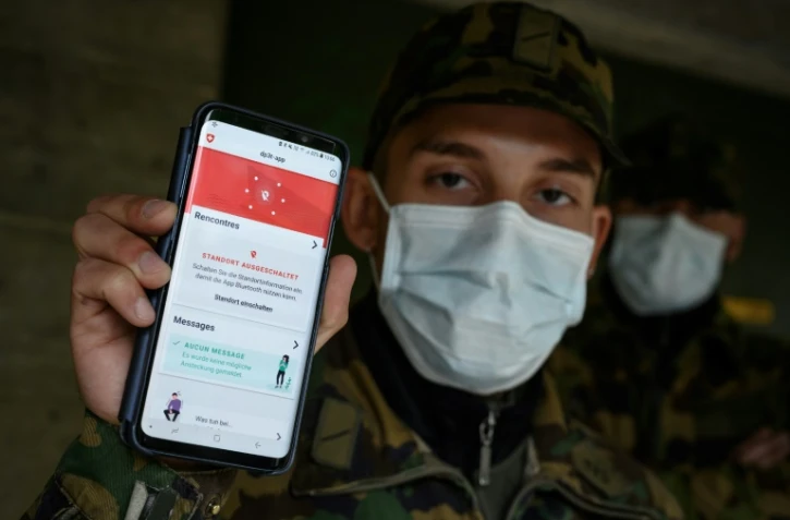 Un soldat suisse montre sur son smartphone une application de traçage Bluetooth pour lutter contre l'épidémie de coronavirus, le 30 avril 2020 à la caserne de Chamblon
