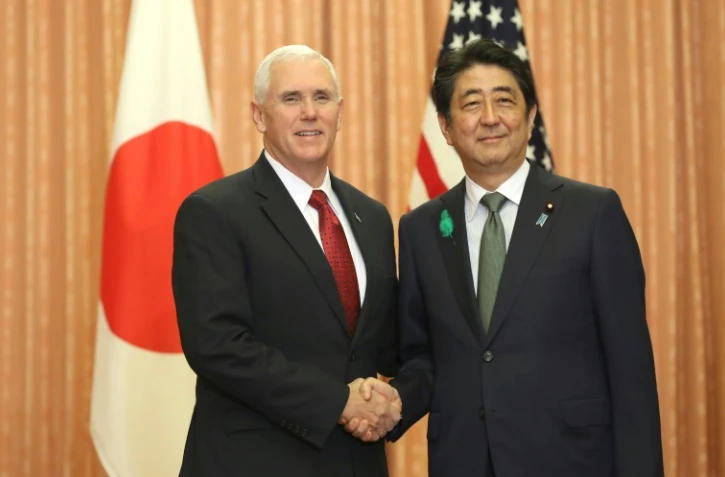 Le vice-président américain Mike Pence et le Premier ministre japonais Shinzo Abe à Tokyo le 18 avril 2017
