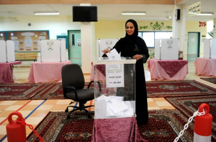 Une Saoudienne vote à Jeddah le 12 décembre 2015