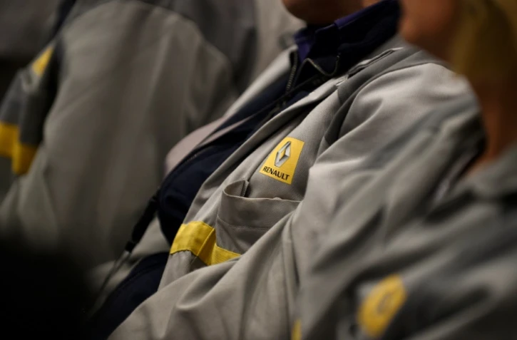 Des travailleurs en combinaison de travail portant le logo Renault sur une chaîne d'assemblage à Batilly (est), le 6 mars 2017. 
Le constructeur automobile est soupçonné d'avoir faussé les tests sur les émissions de polluants des moteurs 