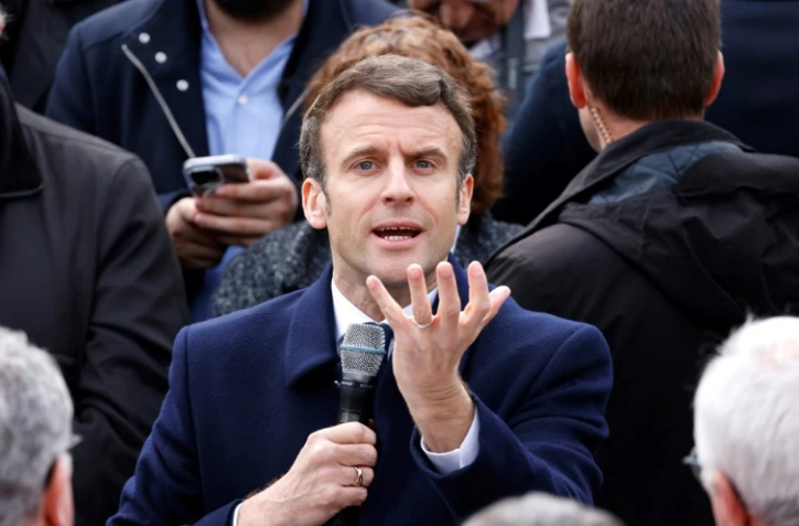 Le président Emmanuel Macron, candidat à sa réélection, lors d'une visite de campagne à Spezet, le 5 avril 2022 dans le Finistère