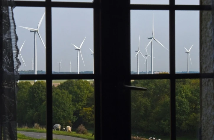 Des éoliennes vues d'une maison à Montagne-Fayel dans la Somme, le 27 septembre 2017