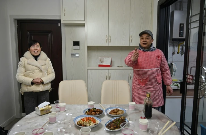 Pen Lixing prépare le 24 janvier 2020 le repas du réveillon du Nouvel an chinois avec son épouse Wang Yangong à Wuhan, ville coupée du reste du monde en raison de la propagation d'un nouveau coronavirus.