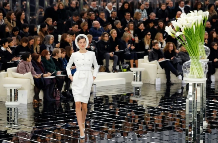 Un mannequin présente une création Chanel de la collection printemps/été, le 24 janvier 2017 