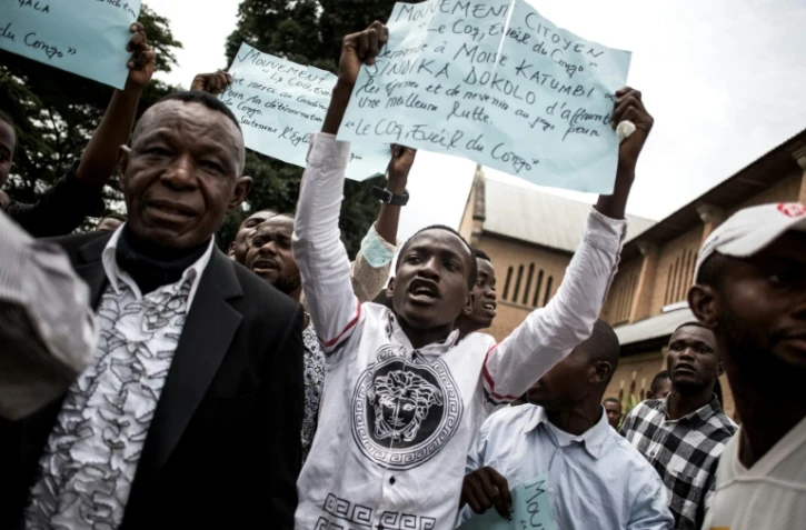 Des manifestants rassemblés à Kinshasa, le 12 janvier 2018, à l'issue d'une messe en hommage aux victimes de la marche du 31 décembre 2017 contre le président congolais Joseph Kabila