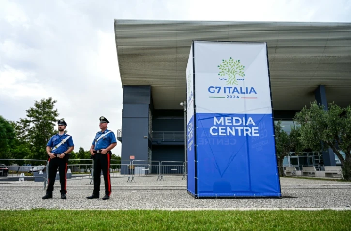 Des policiers se tiennent devant le centre des médias du G7 Italie 2024 à Bari, en Italie, le 11 juin 2024