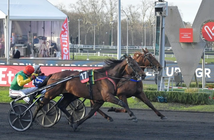 Le trotter "Davidson du Pont", drivé par Nicolas Bazire (au premier plan), coiffe sur le poteau "Galius", piloté par Yoann Lebourgeois, et remporte la 101 édition du Grand prix d'Amérique à Paris-Vincennes, le 30 janvier 2022