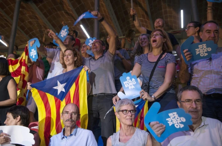 Des Catalans applaudissent le lancement officiel de la campagne pour le "oui" au référendum d'autodétermination, le 14 septembre 2017 à Tarragone