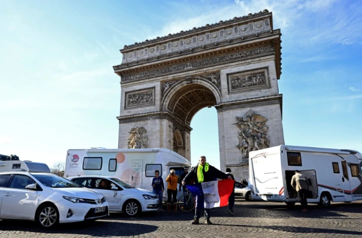 Des opposants au pass sanitaire rassemblés sous l'Arc de Triomphe, à Paris, le 12 février 2022