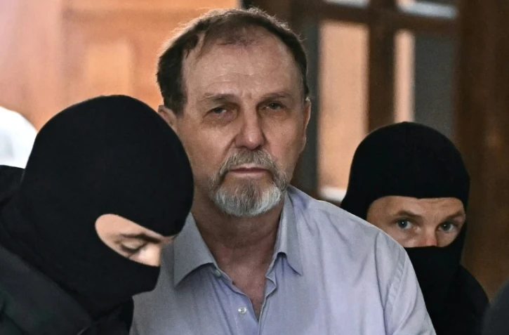 La police escorte Juraj Cintula jusqu'à la salle d'audience de Banska Bystrica, en Slovaquie, le 8 juillet 2025, pour le début de son procès où il est accusé d'avoir tiré sur le Premier ministre slovaque Robert Fico