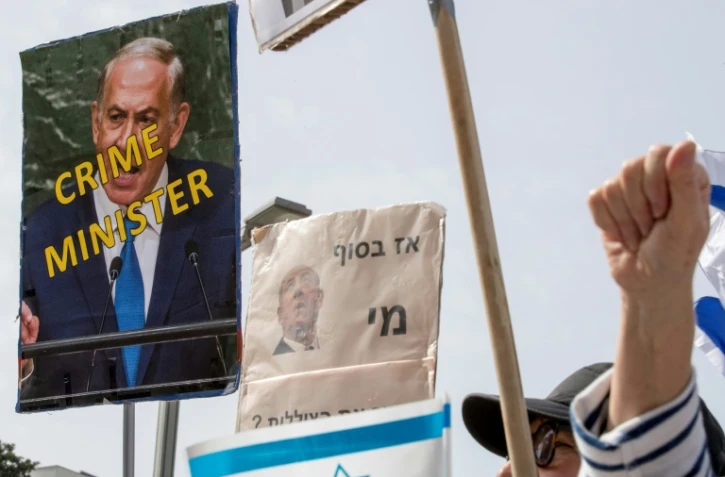 Des Israéliens à Tel-Aviv réclament la démission de Benjamin Netanyahu lors de la première manifestation depuis que la police a recommandé son inculpation pour corruption, le 16 février 2018