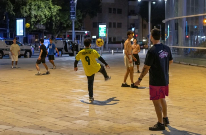 Des Israéliens jouent au football, le 7 mars 2026 à Tel-Aviv