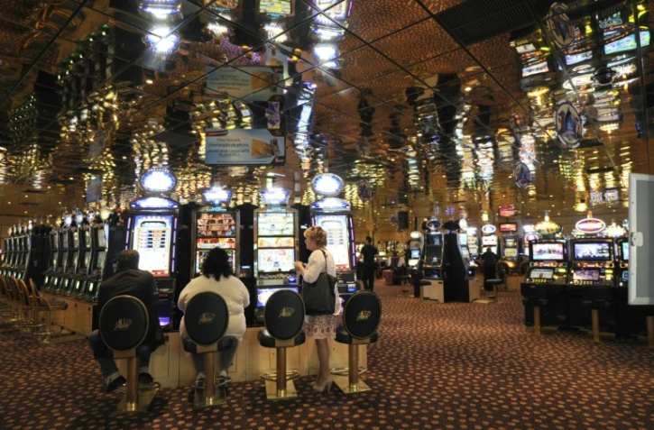 Des joueurs au casino d'Aix-en-Provence, le 18 avril 2011