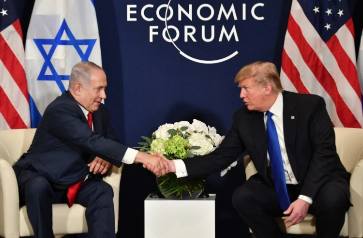 Le président américain Donald Trump serre la main au Premier ministre israélien Benjamin Netanyahu lors d'une rencontre à Davos le 25 janvier 2018.